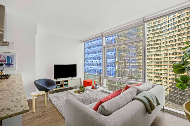 Photo - 223 E Illinois St