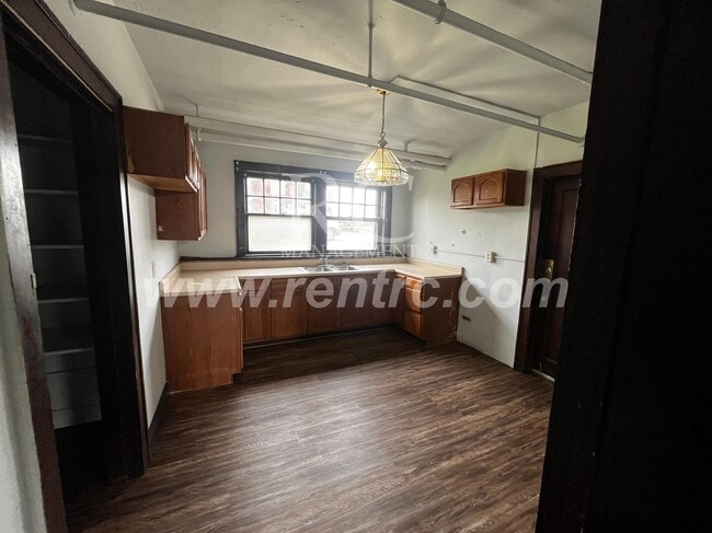 Photo - 210-145 Walnut-