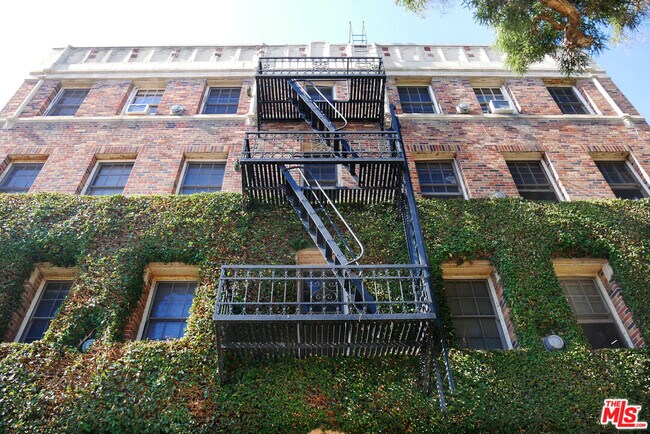 Photo - 611 Cloverdale Ave Unidad 106