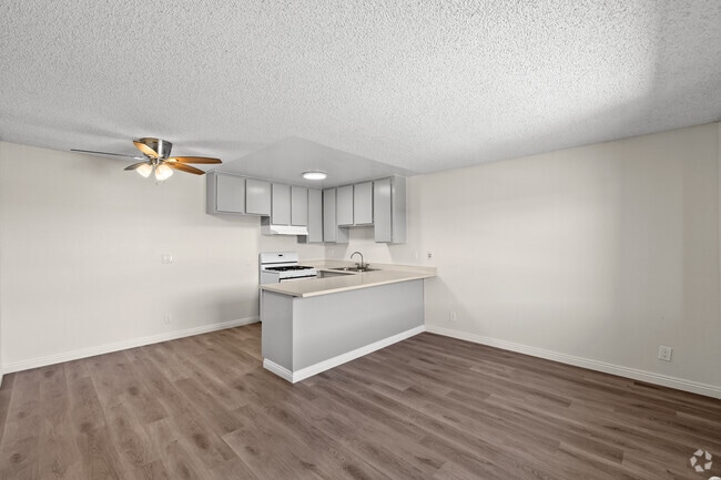 1BR, 1BA - 774SF - Living Room