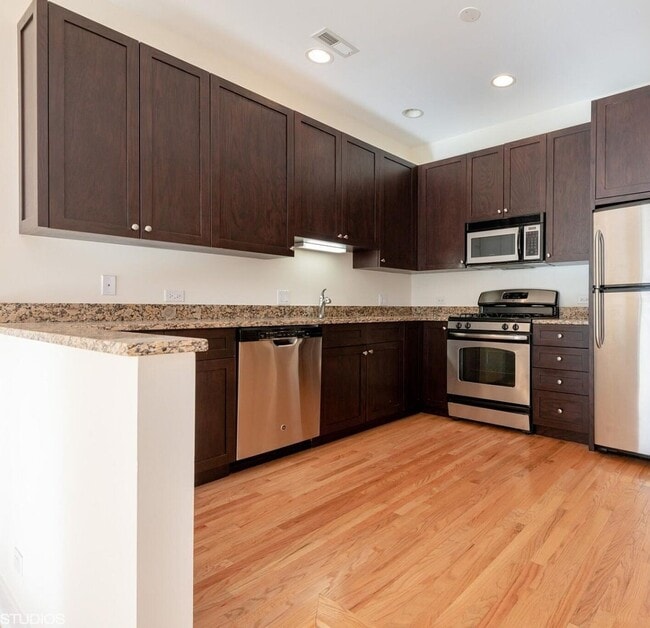 Building Photo - 2 bed 2.5 bath Logan Square Duplex Unit 2D
