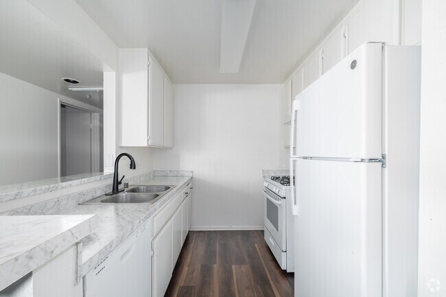 2BR, 1BA - 930SF - Kitchen