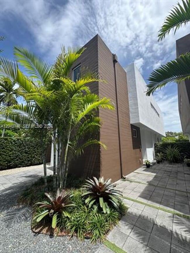 Building Photo - 2947 SW 27th Terrace Unit 2947 SW 27th Ter, Miami, FL 33133