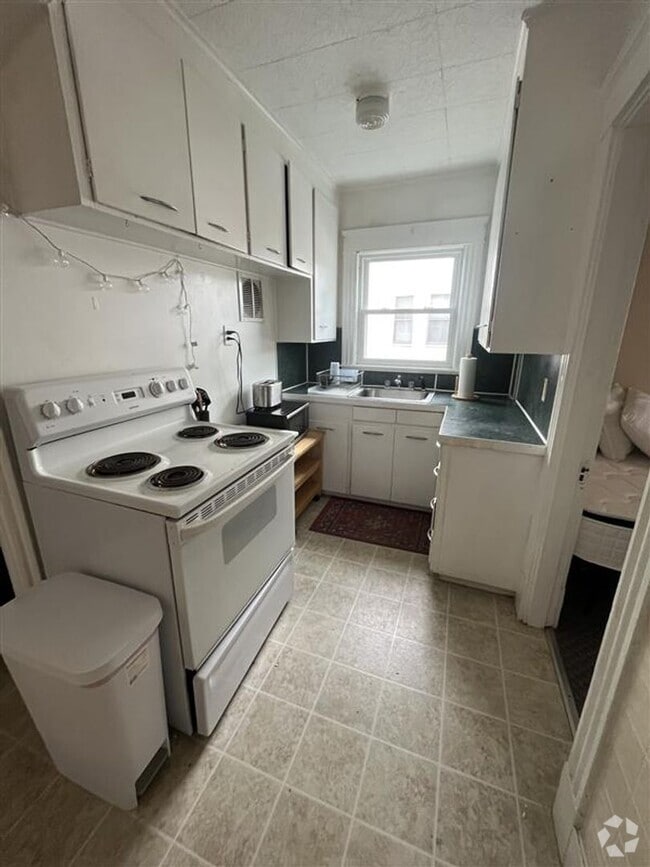 Building Photo - 200 Sabattus St Unit 1R (First floor right) Rental