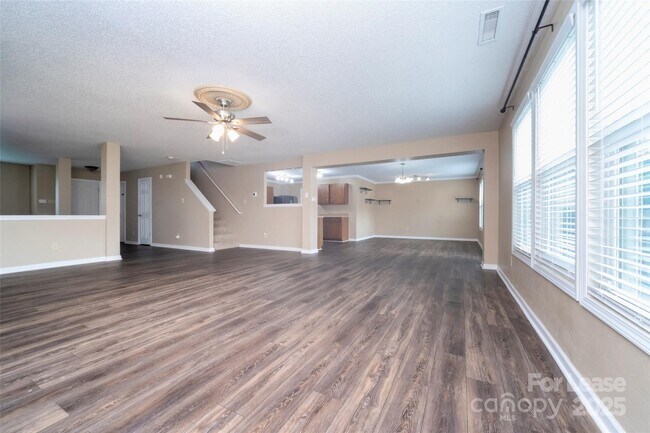 Photo - 910 Torsion Lane