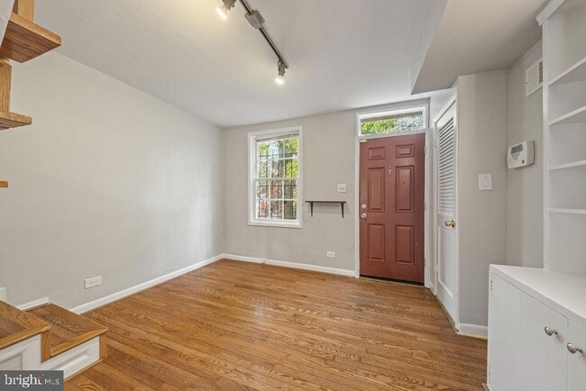 Building Photo - 1124 C St NE