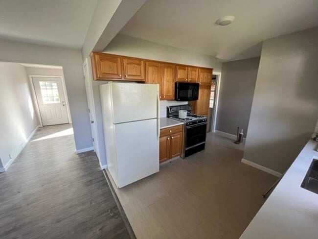 Photo - 3 Bed 1.5 Bath home **Available May***