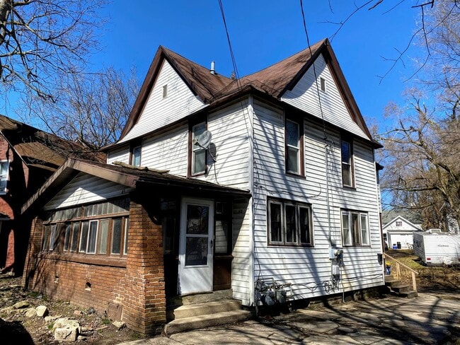 Building Photo - 43 Page St NE Unit Apt 2