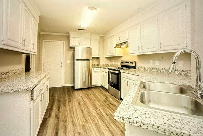 Building Photo - 260 Chestnut Dr