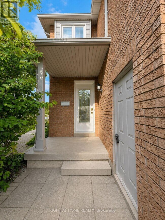 Photo - 746 Walpole Crescent