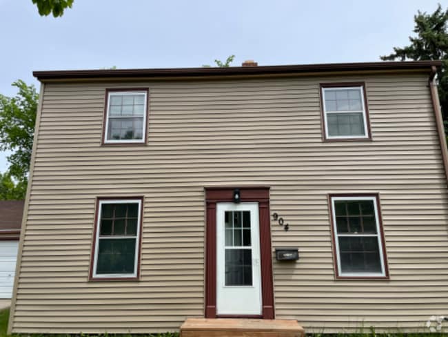 Building Photo - 904 4th St S Rental