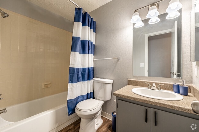 2BR, 1.5BA - 920SF - Bathroom