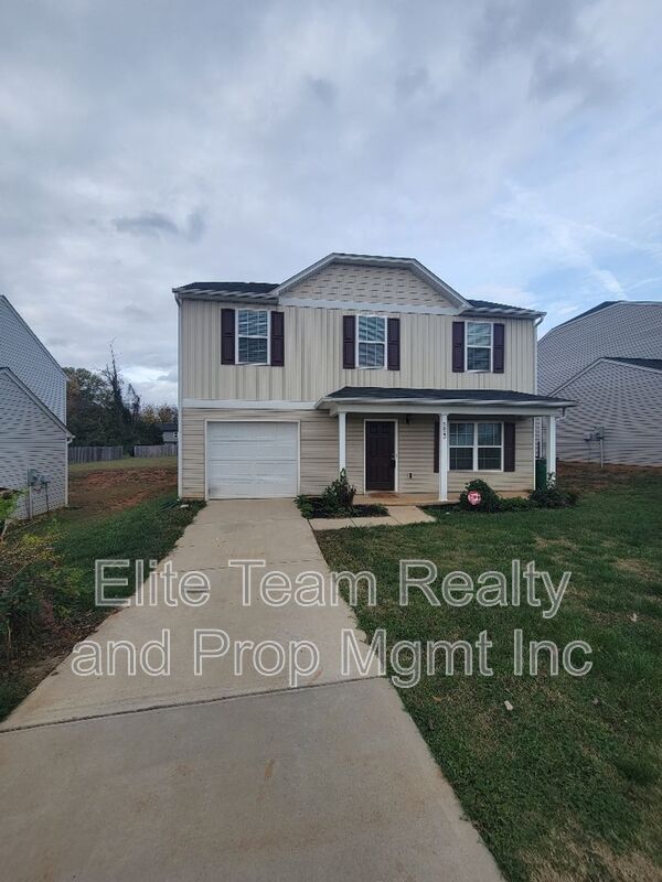 Building Photo - 5823 Hewitt Dr