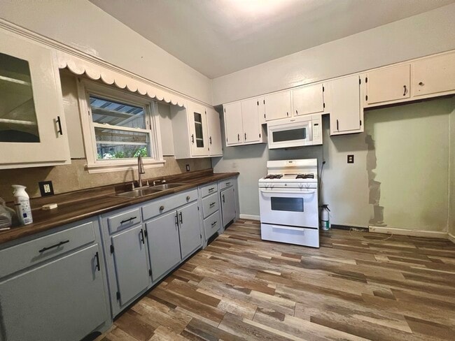 Full Kitchen w/ Appliances - 1221 Church St Unit 1221