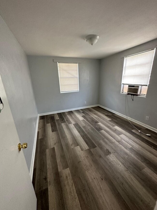 Photo - 1305 W 6th St