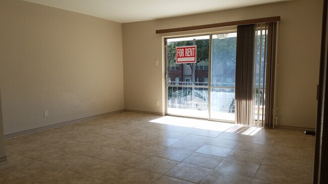 Living room - 4320 Holland Ave Unit 201