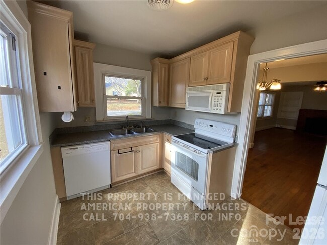 Photo - 733 Ideal Dr SE