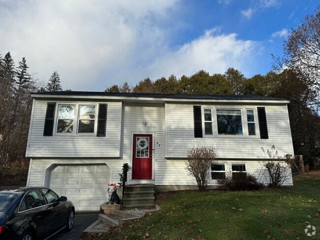 Building Photo - Charming 2 Bed, 1.5 Bath Raised Ranch Rental
