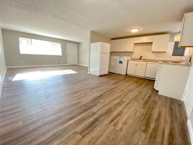301 Ives Ln