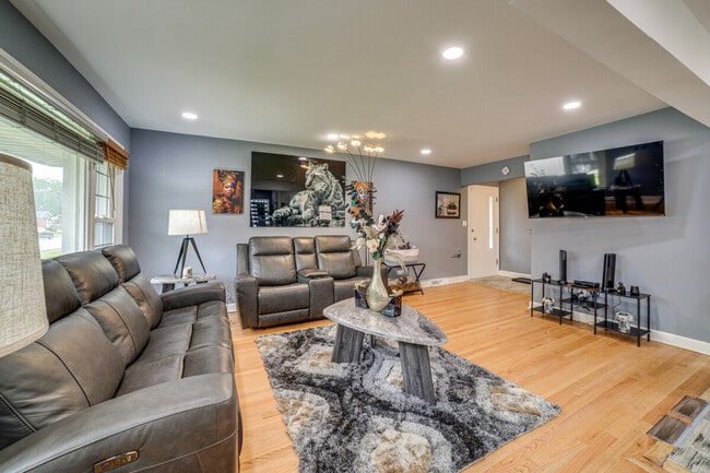 Building Photo - 737 E 157th Pl Unit ID1306480P