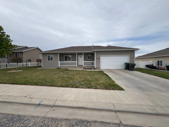Building Photo - Beautiful 6 bedroom Single Family Home