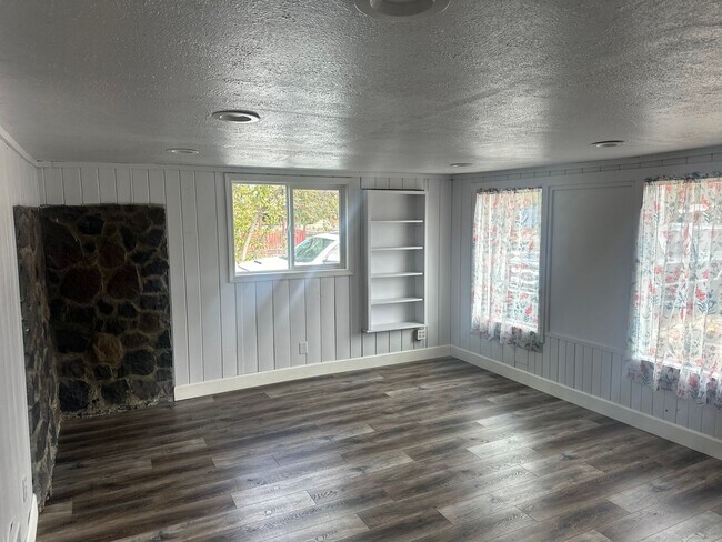 Photo - 3 Bedroom, 1 Bathroom Home - Newly Renovated