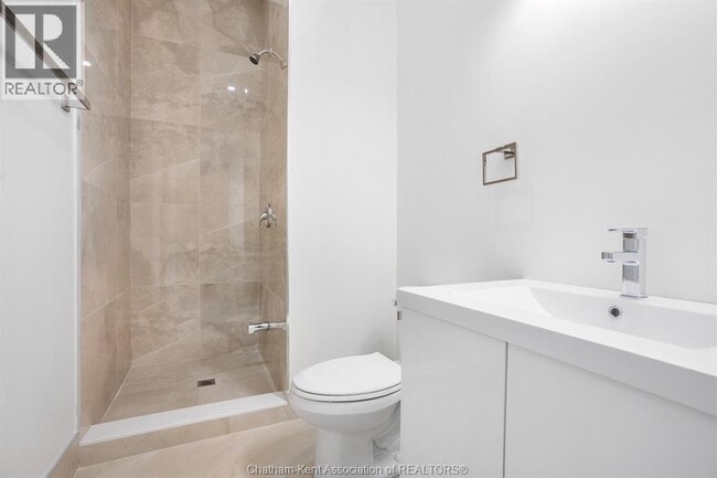 Photo - 153 King St W Unité 9