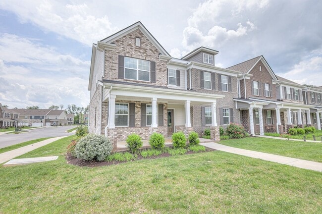 Photo - 531 Swanholme Dr