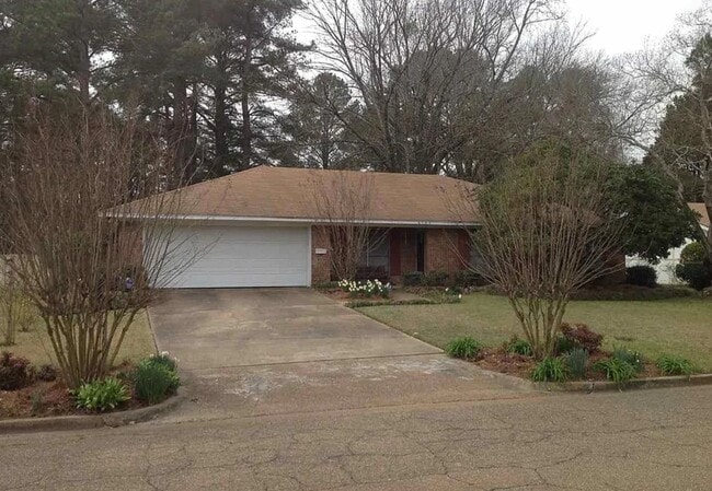 Building Photo - 6145 Ferncreek Dr