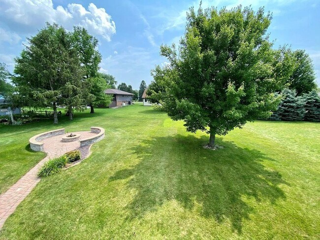 Photo - 704 Lawrence Way