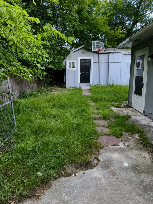 2435 Thrasher Ave