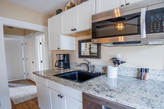 Photo - The Loft: Furnished Jacksonville Suite! Grand Deck with Views, King Bed $300 Utility Fee