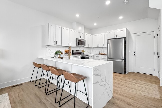 Building Photo - The Flats at West Glen