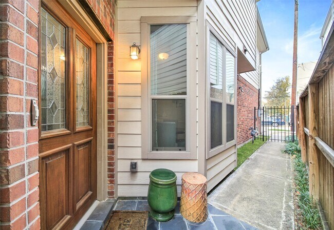 Photo - 5309 Larkin St