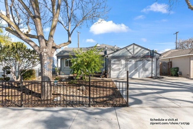 Building Photo - 1729 Laine Ave