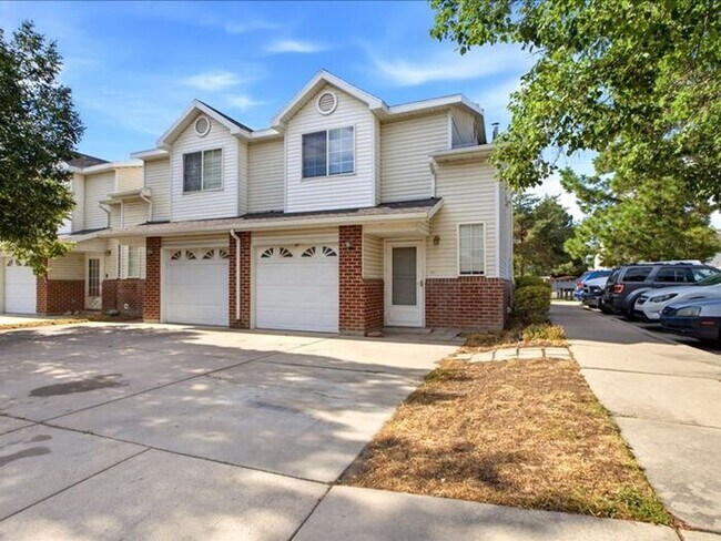 W Jordan Nice 3 Bed 2 Bath Townhome with pool