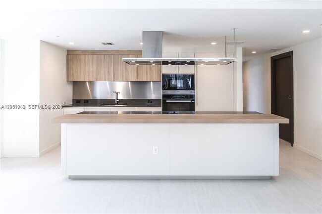 Building Photo - 1000 Brickell Plaza Unit 2110