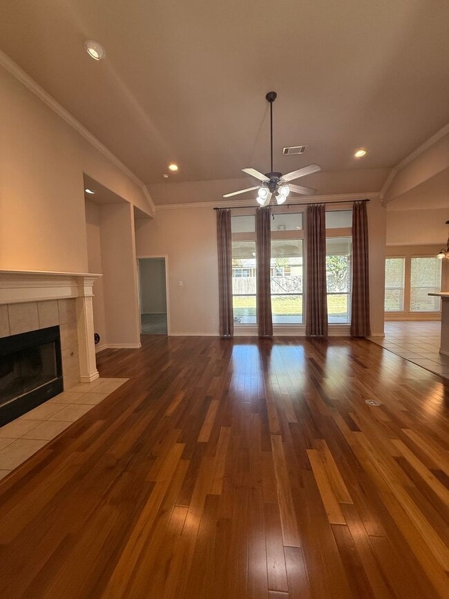 Photo - Home for the Holidays 4/2/2 with Fireplace - Wonderful YARD - Community Pool