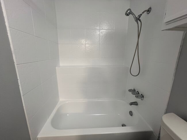 552 sq ft Bathtub - Raintree Apartments