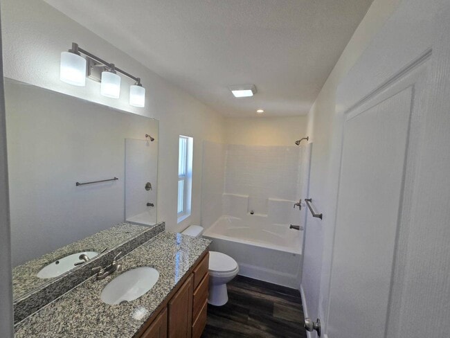 Photo - 590 E Kinney St