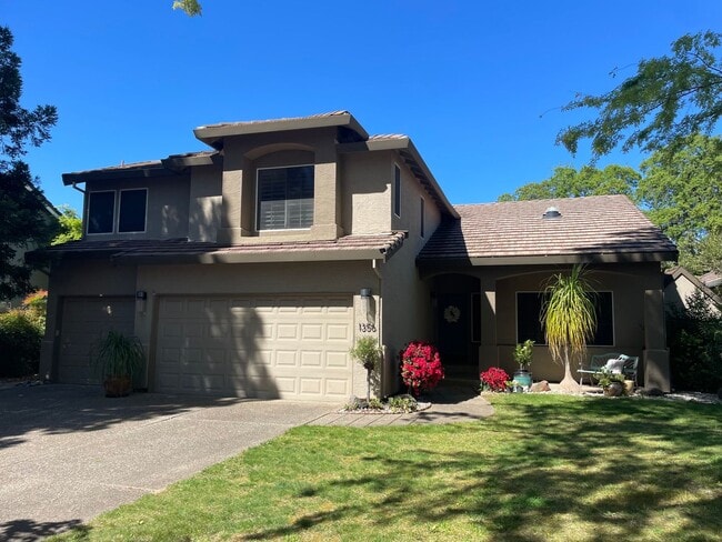 Building Photo - "Coveted Comfort: Spacious 4-Bed, 3-Bath H... Rental