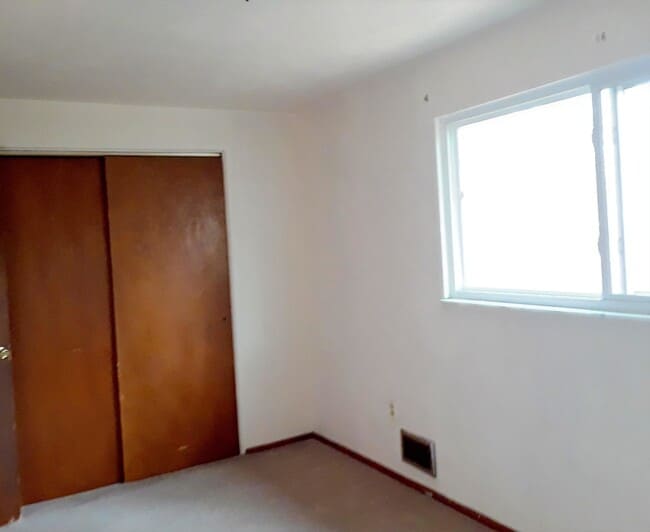 Master bedroom - 111 1st Ave W