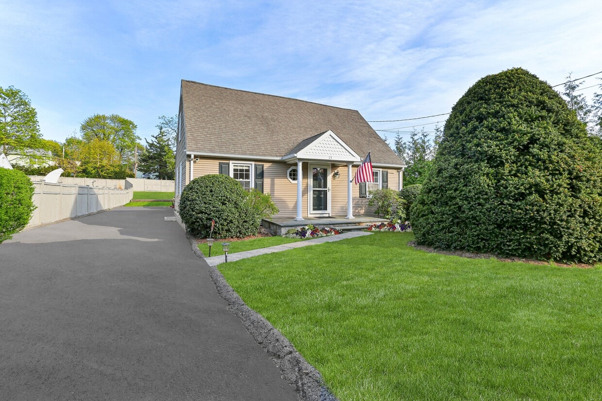 Photo - 13 Riverside Ln (Greenwich, CT)