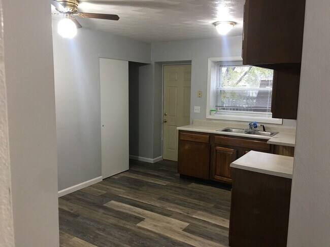 Photo - 729 W 61st St