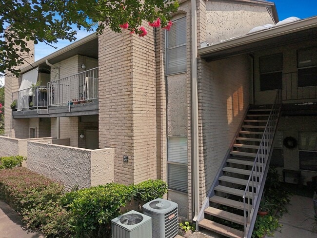 Building Photo - 2021 Spenwick Dr Unit 227