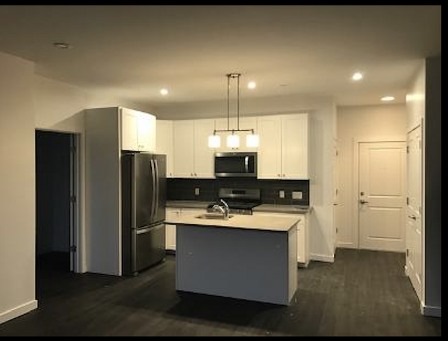 KITCHEN ISLAND - 17 Greenwood Ave Unit Apt 308