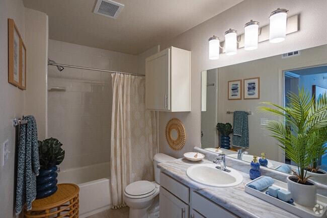 2BR, 2BA - 1008SF - Secondary Bathroom