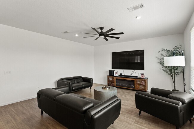 Photo - 23515 Wrexham St