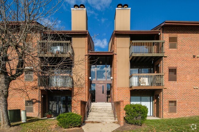 Building Photo - Renovated 3rd floor top level condo with v... Unit 3D