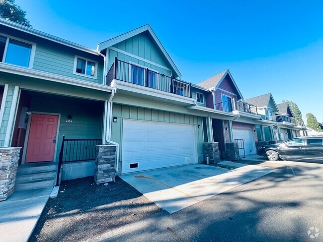 Building Photo - Almost new 3 bedroom, 3 bath Townhome